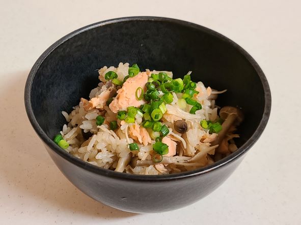 【超簡単レシピ】鮭とキノコの炊き込みご飯